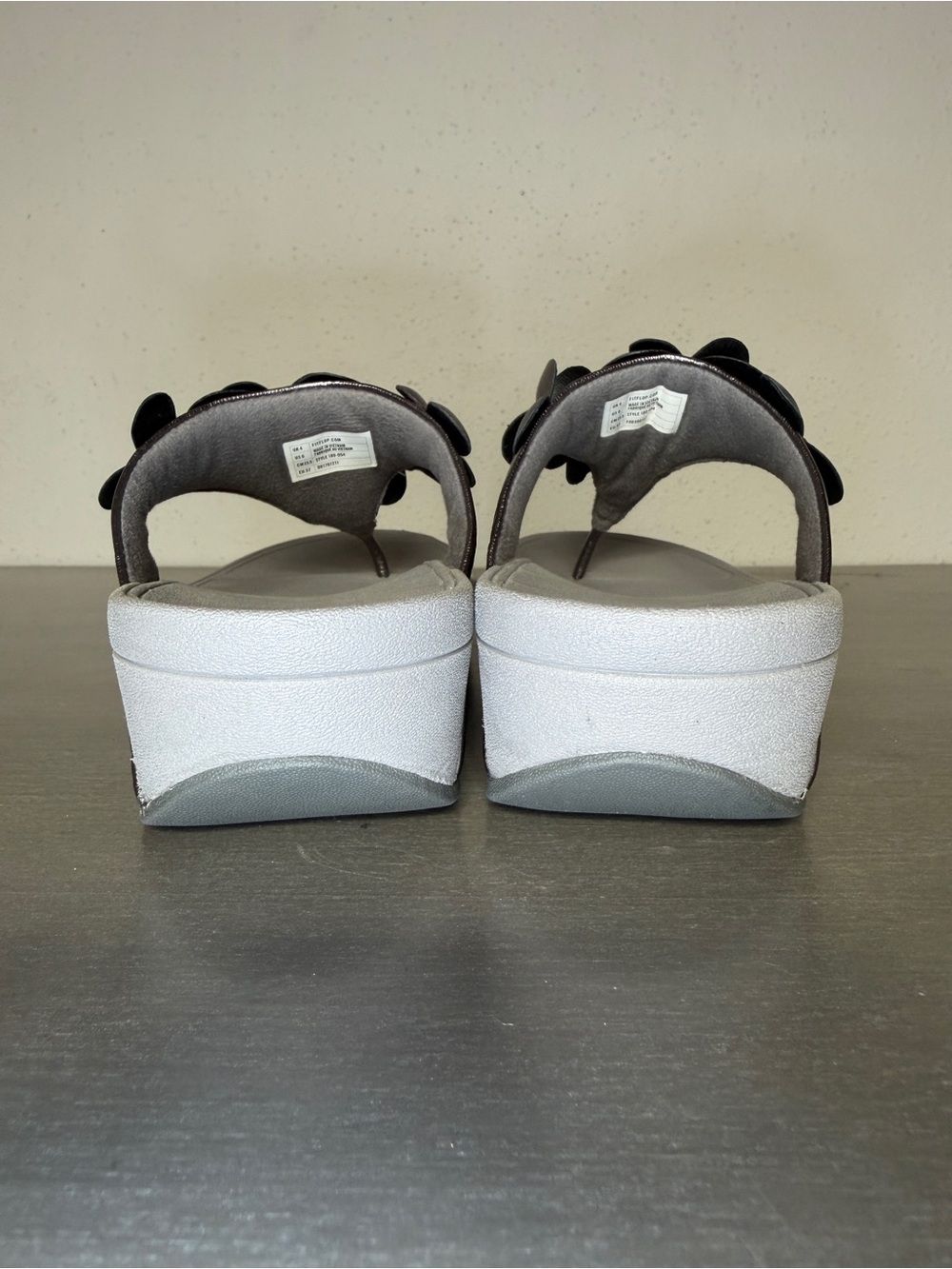 FitFlop Fleur Silver/Pewter Flower Comfort Wedge Flip Flop Thong Sandals US 6 - Picture 7 of 9